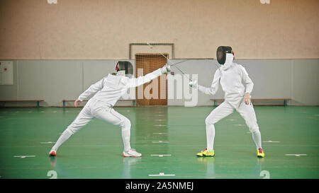 Zwei Fechter Kämpfen in der Turnhalle - Hallenbad Stockfoto