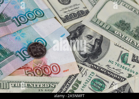 Russische Rubel und us-Dollar close-up Hintergrund mit selektiver Schärfe und Unschärfe Stockfoto