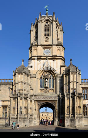 Tom Tower & Tom Tor, entworfen von Christopher Wren in 1681-82, im gotischen Stil, am Eingang der Christ Church College, vom Hl. Aldates, Oxford England Stockfoto