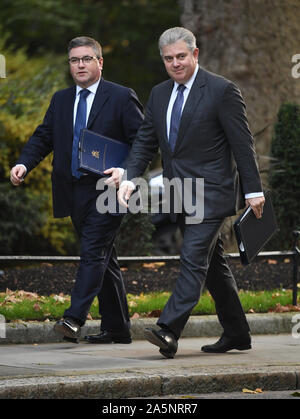 Justiz Generalsekretär Robert Buckland und Staatsminister (zur Sicherheit) Brandon Lewis (links) anreisen, für eine Kabinettssitzung in Downing Street, London. Stockfoto