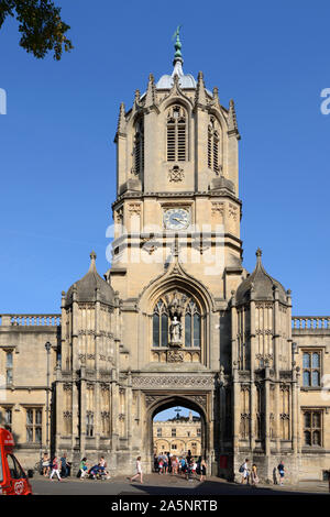 Tom Tower & Tom Tor, entworfen von Christopher Wren in 1681-82, im gotischen Stil, am Eingang der Christ Church College, vom Hl. Aldates, Oxford England Stockfoto