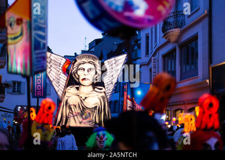 Spalenberg, Basel, Schweiz - 11. März 2019. Einer der wichtigsten beleuchtete Karneval Laternen heraus von der Masse in die Altstadt. Stockfoto