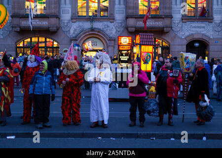 Barfuesserplatz, Basel, Schweiz - 11. März 2019. Teilnehmer an Karneval Kostüme für die nächste Light Rail zurück nach Hause warten Stockfoto