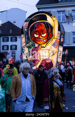 Barfuesserplatz, Basel, Schweiz - 11. März 2019. Einer der wichtigsten beleuchtete Karneval Laternen heraus von der Masse in die Altstadt. Stockfoto