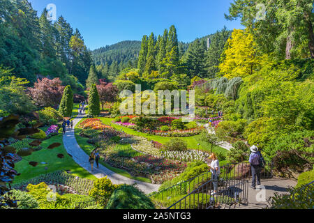 Die Butchart Gärten in Victoria, Vancouver Island, Kanada im Sommer. Blick auf die bunten Blumen und Bäume des historischen Garten. Stockfoto
