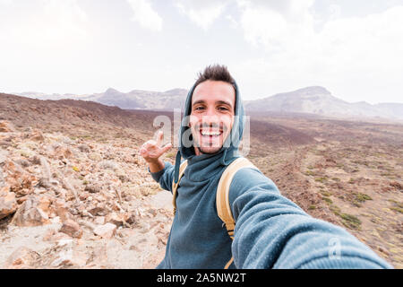 Happy Wanderer nimmt eine selfie auf der Spitze des Berges. Stockfoto