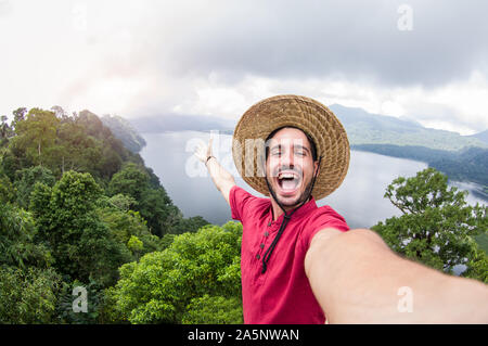 Gerne schöner Mann posiert und selfie auf einer Natur Landschaft Stockfoto