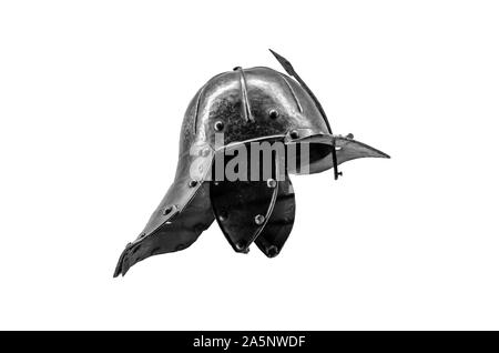 Ist ein altes Eisen Ritter Helm auf weißem Hintergrund. Stockfoto