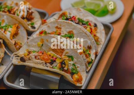 Teller mit leckeren mexikanischen Tacos Stockfoto