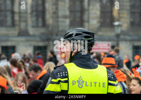 Polizei bei der Arbeit auf Kingsday Amsterdam Die Niederlande 2019 Stockfoto