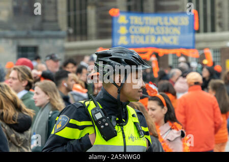 Polizei bei der Arbeit auf Kingsday Amsterdam Die Niederlande 2019 Stockfoto