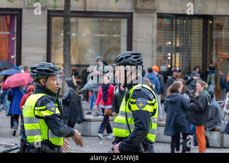 Polizei bei der Arbeit auf Kingsday Amsterdam Die Niederlande 2019 Stockfoto