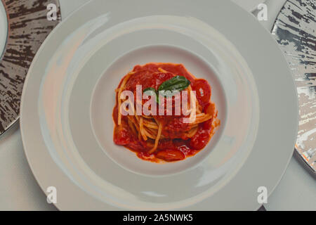 Fein vergoldet, Spaghetti mit Tomatensauce und Basilikum Stockfoto