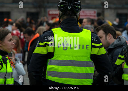 Polizei bei der Arbeit auf Kingsday Amsterdam Die Niederlande 2019 Stockfoto