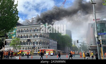 Auckland, Neuseeland. 22 Okt, 2019. Foto am Okt. 22, 2019 zeigt die Unfallstelle bei einem Brand in Auckland, Neuseeland. Ein massives Feuer ausgebrochen Dienstag Nachmittag an einer Baustelle im neuseeländischen Auckland City Centre hat eine fehlende und eine weitere schwer verletzt. Ein Feuerwehr- und Rettungsdienste Sprecher sagte Medien, dass eine Person vermisst wurde, und eine Person wurde schwer verletzt. Es wird berichtet, dass ein Großbrand im Skycity Auckland Convention Center Baustelle gebrochen hat. Quelle: Xinhua/Alamy leben Nachrichten Stockfoto