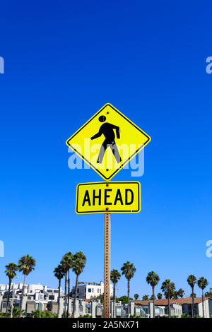 Schwarz auf Gelb Wanderweg Warnschild, Santa Monica Beach, Kalifornien, Vereinigte Staaten von Amerika. USA. Oktober 2019 Stockfoto