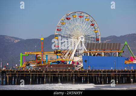 Riesenrad auf Pacific Park am Santa Monica Pier, Kalifornien, Vereinigte Staaten von Amerika. USA. Oktober 2019 Stockfoto