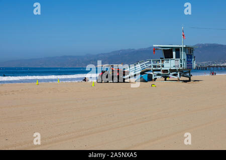 Rettungsschwimmturm am Strand von Santa Monica, Kalifornien, Vereinigte Staaten von Amerika. USA. Oktober 2019 Stockfoto