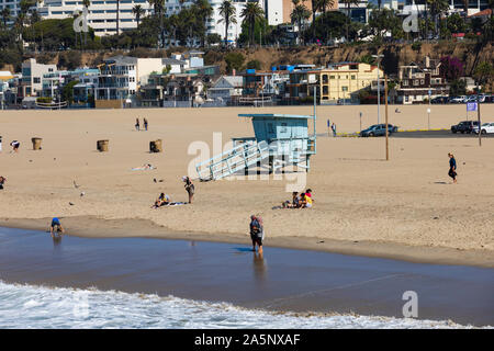 Menschen am Strand mit Rettungsschwimmturm, Santa Monica Strand, Kalifornien, Vereinigte Staaten von Amerika. USA. Oktober 2019 Stockfoto