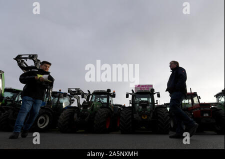 Rendsburg, Deutschland. 22 Okt, 2019. Die Traktoren der demonstrierenden Landwirten werden am Treffpunkt von einer Kundgebung. Allgemein, Bauern protestieren gegen die Agrarpolitik der Bundesregierung mit Kundgebungen. Credit: Carsten Rehder/dpa/Alamy leben Nachrichten Stockfoto