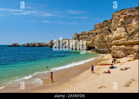 Praia da coelha, Albufeira, Algarve, Portugal mit Menschen am Strand Stockfoto