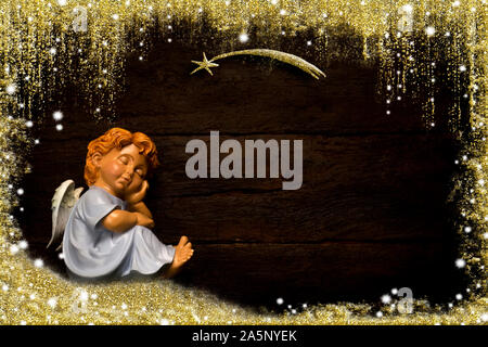 Weihnachten Postkarte mit Leerzeichen für Nachricht, schlafende Engel und Bethlehem Star auf einem alten Holz- Hintergrund mit goldenen Rahmen, kopieren. Stockfoto
