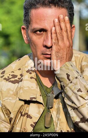 Eine besorgte Kolumbianischen männlichen Soldaten Stockfoto