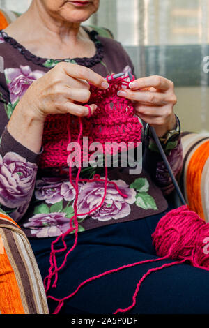 Hände von Frau stricken ein wollpullover Stockfoto