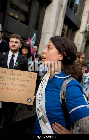 Aussterben Rebellion, London, 17. Oktober 2019. Außerhalb der Abteilung für Arbeit und Pensionen. XR Aktivisten halten Sie die Zeichen, die Sie Jobs haben. Stockfoto