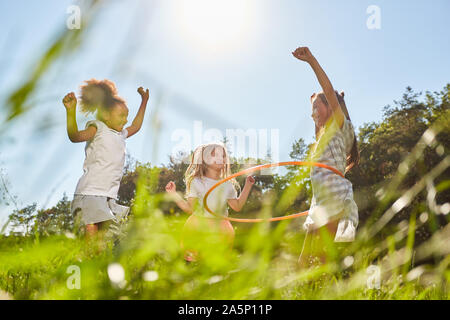 Mädchen spielen mit einem Hoop als Sport und Wettbewerb während der Ferien Stockfoto