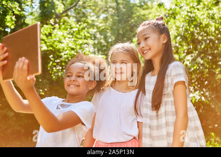 Drei Mädchen Nehmen eine Selfie mit Tablet-PC im Sommer Camp Stockfoto