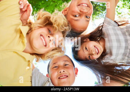 Vier Kinder als Freunde oder Team im internationalen Kindergarten Stockfoto