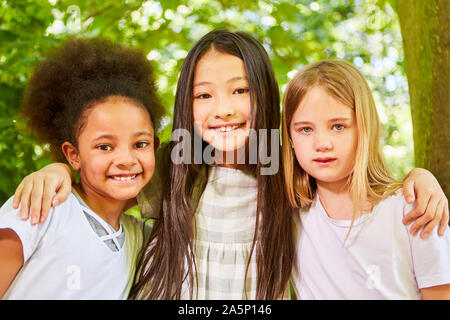 Drei multikulturelle Mädchen als Freundinnen im Kindergarten Stockfoto