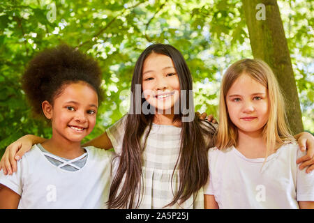 Drei Mädchen im internationalen Kindergarten als beste Freunde Stockfoto