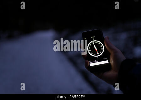 Hand Handy mit Kompass Stockfoto