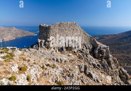 Agriosykia Schloss und Livadia Bay, Tilos, Dodecanese Inseln, südliche Ägäis, Griechenland. Stockfoto