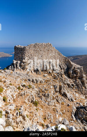 Agriosykia Schloss und Livadia Bay, Tilos, Dodecanese Inseln, südliche Ägäis, Griechenland. Stockfoto