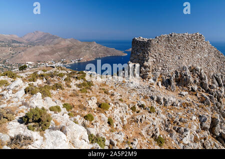 Agriosykia Schloss und Livadia Bay, Tilos, Dodecanese Inseln, südliche Ägäis, Griechenland. Stockfoto