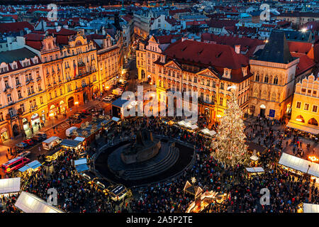 Blick von oben auf Abend Staromestske Namesti und Weihnachtsmarkt in Prag, Tschechische Republik. Stockfoto