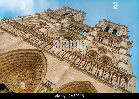 Schräge des berühmten Westfassade der Kathedrale Notre-Dame auf der Île de la Cité in Paris mit einer Nahaufnahme der Galerie der Könige, eine Reihe von 28 ... Stockfoto