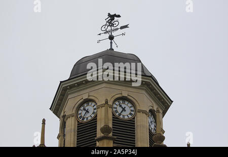Zeitgenössische Wetterfahne Teil der Harris Manchester College namens Siew-Sngiem Clock Tower von Yiangou Architekten 2014 im klassischen Stil Stockfoto