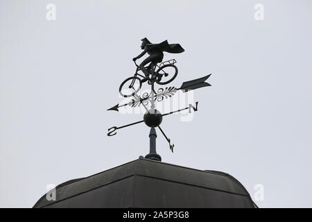Zeitgenössische Wetterfahne Teil der Harris Manchester College namens Siew-Sngiem Clock Tower von Yiangou Architekten 2014 im klassischen Stil Stockfoto