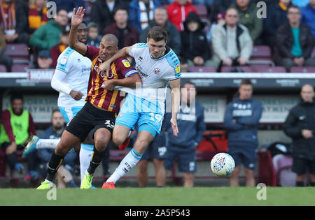 Bradford, Großbritannien. 19. Oktober 2019 Bradford James Vaughan mias Für den Ball gegen die Crawley Jordanien Tunnicliffe während der Sky Bet Liga Match zwischen Bradford City und Crawley Town an Der Utilita Energie Stadion in Bradford. Quelle: Tele Images/Alamy leben Nachrichten Stockfoto