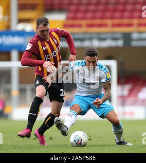 Bradford, Großbritannien. 19. Oktober 2019 Bradford Callum Cooke mias Für den Ball gegen die Crawley Reece Grego-Cox während der Sky Bet Liga Match zwischen Bradford City und Crawley Town an Der Utilita Energie Stadion in Bradford. Quelle: Tele Images/Alamy leben Nachrichten Stockfoto