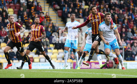 Bradford, Großbritannien. 19. Oktober 2019 Bradford Anthony O'Connor Herausforderungen des Crawley Jordanien Tunnicliffe während der Sky Bet Liga Match zwischen Bradford City und Crawley Town an Der Utilita Energie Stadion in Bradford. Quelle: Tele Images/Alamy leben Nachrichten Stockfoto