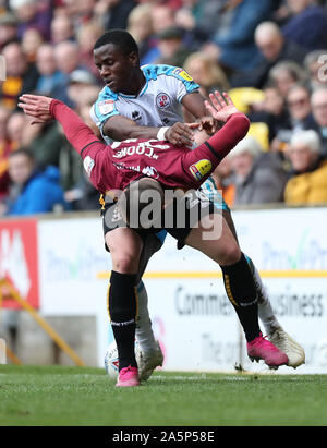 Bradford, Großbritannien. 19. Oktober 2019 Bradford Callum Cooke von der Crawley Beryly Lubala während der Sky Bet Liga Match zwischen Bradford City und Crawley Town an Der Utilita Energie Stadion in Bradford herausgefordert. Quelle: Tele Images/Alamy leben Nachrichten Stockfoto