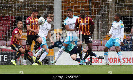 Bradford, Großbritannien. 19. Oktober 2019 Bradford Aramid Oteh schießt während der Sky Bet Liga Match zwischen Bradford City und Crawley Town an Der Utilita Energie Stadion in Bradford. Quelle: Tele Images/Alamy leben Nachrichten Stockfoto