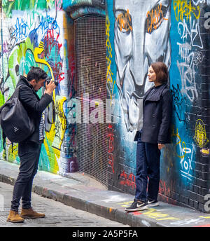 Touristen fotografieren und Instagram Fotos von Graffiti und Street Art in Hosier Lane Melbourne, Victoria, Australien. Stockfoto