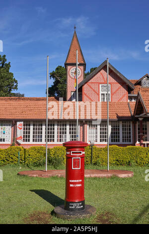 Nuwara Eliya Post Office mit rotem Briefkasten Ceylon/Sri Lanka Stockfoto