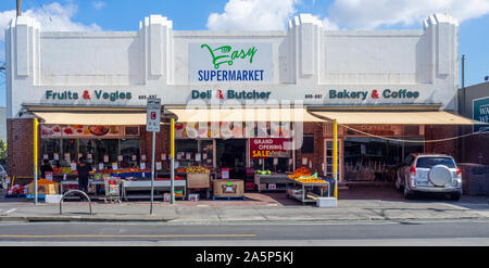 Supermarkt Obst und Gemüse Lebensmittelhändler, Deli und Metzgerei und Bäckerei und Cafe auf Sydney Road Brunswick Melbourne Victoria Australien Stockfoto